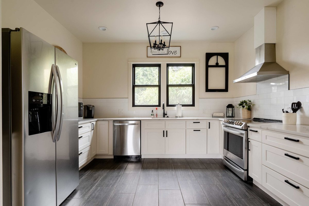 4BR Farmhouse | Remodeled • Ideal for Groups gallery image 2