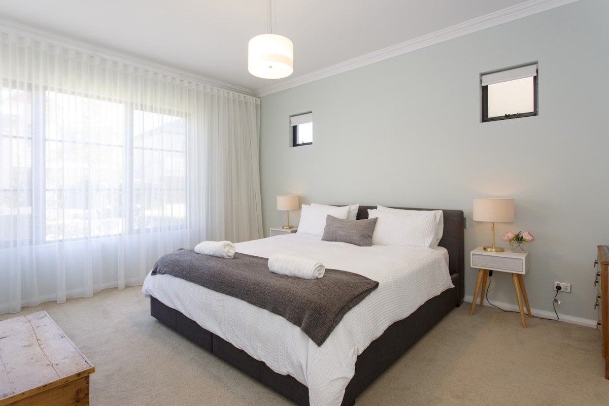 Coastal Bliss: Family Home Moments from the Beach gallery image 4