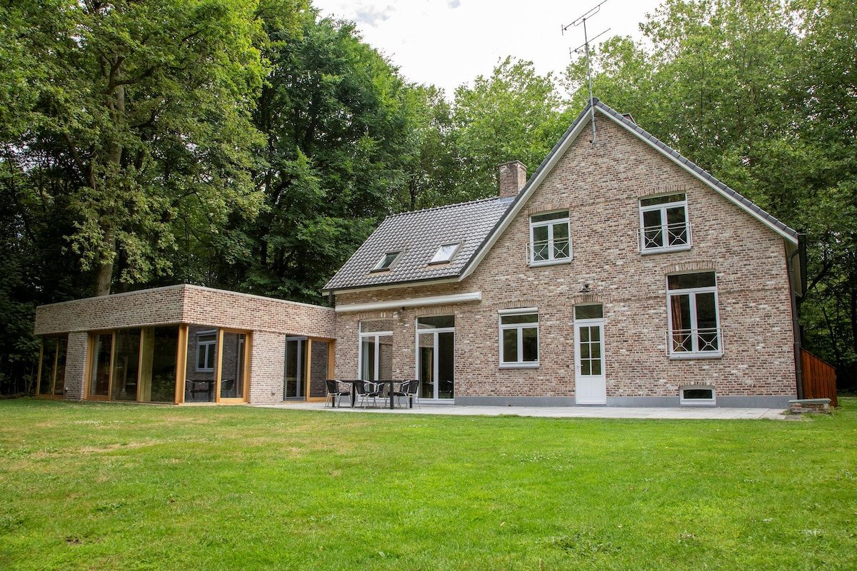 Spacious, luxurious house in the heart of nature gallery image 2