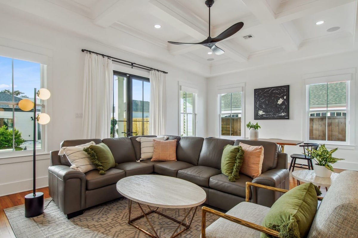 Deluxe Modern Home | Heated Pool & Game Room gallery image 4