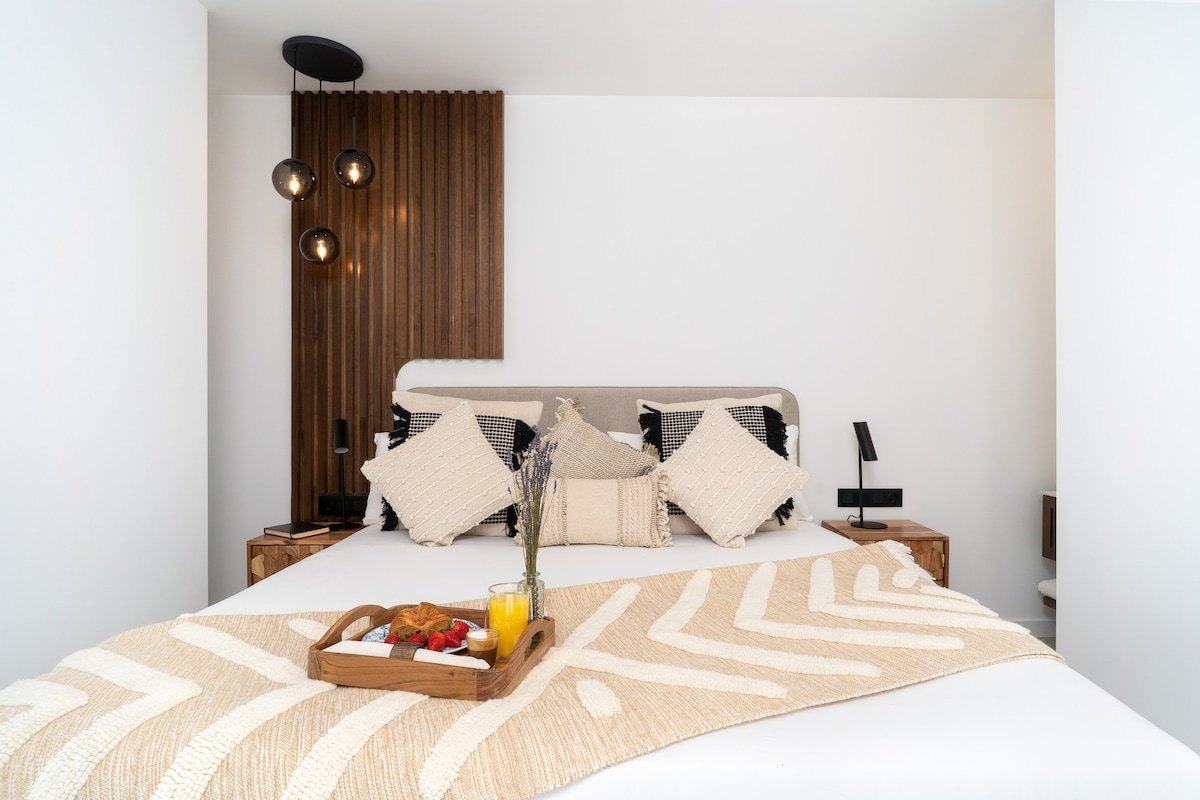 master La Rambla | 2 BR Penthouse w/ Large Terrace gallery image 3