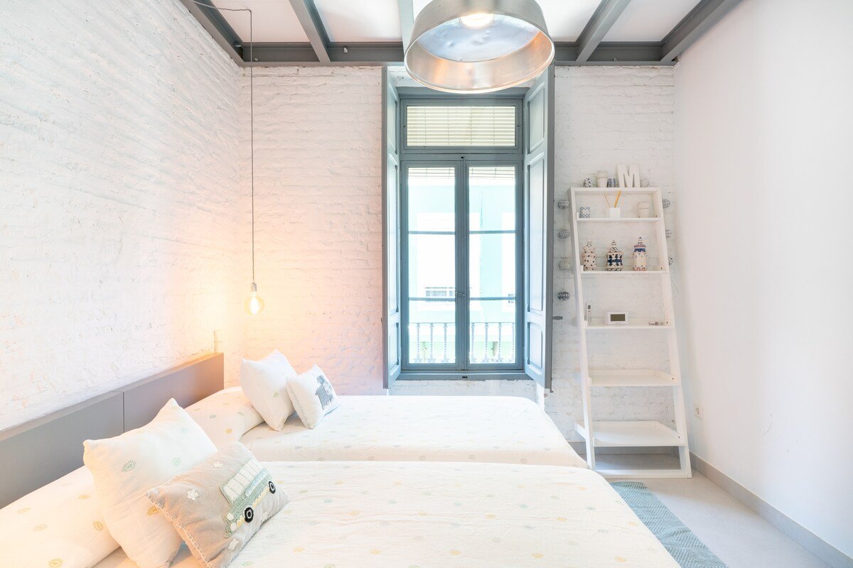 M House Loft with Terrace Close to Port, Beach and Subway gallery image 5