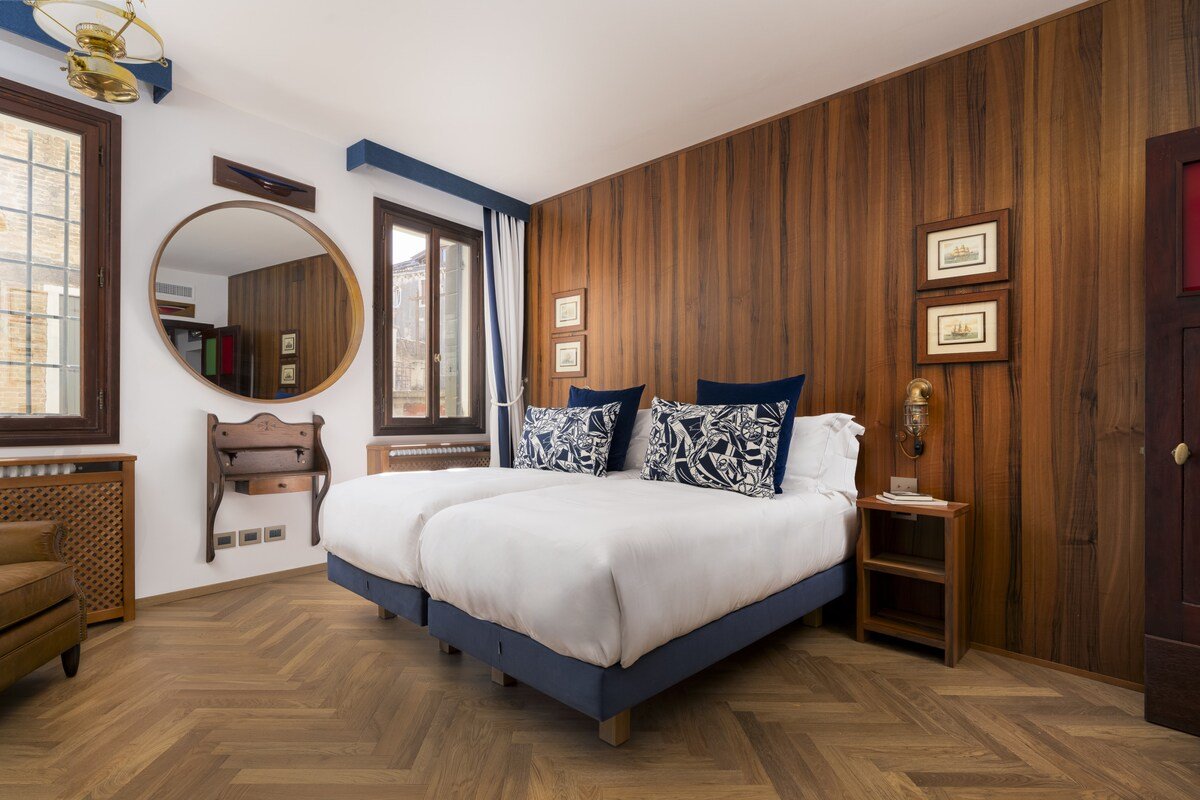 The Yacht House Canal View gallery image 2