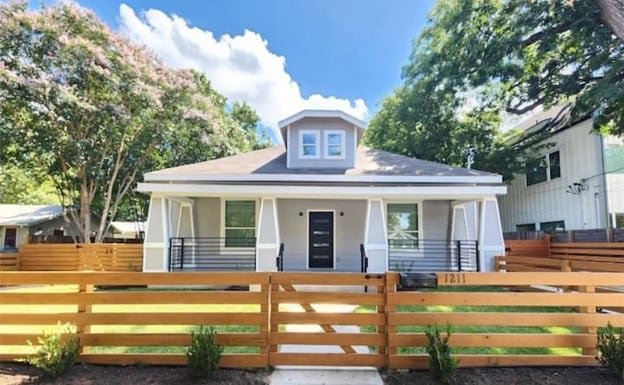 Main House + 2 Back Houses gallery image 2