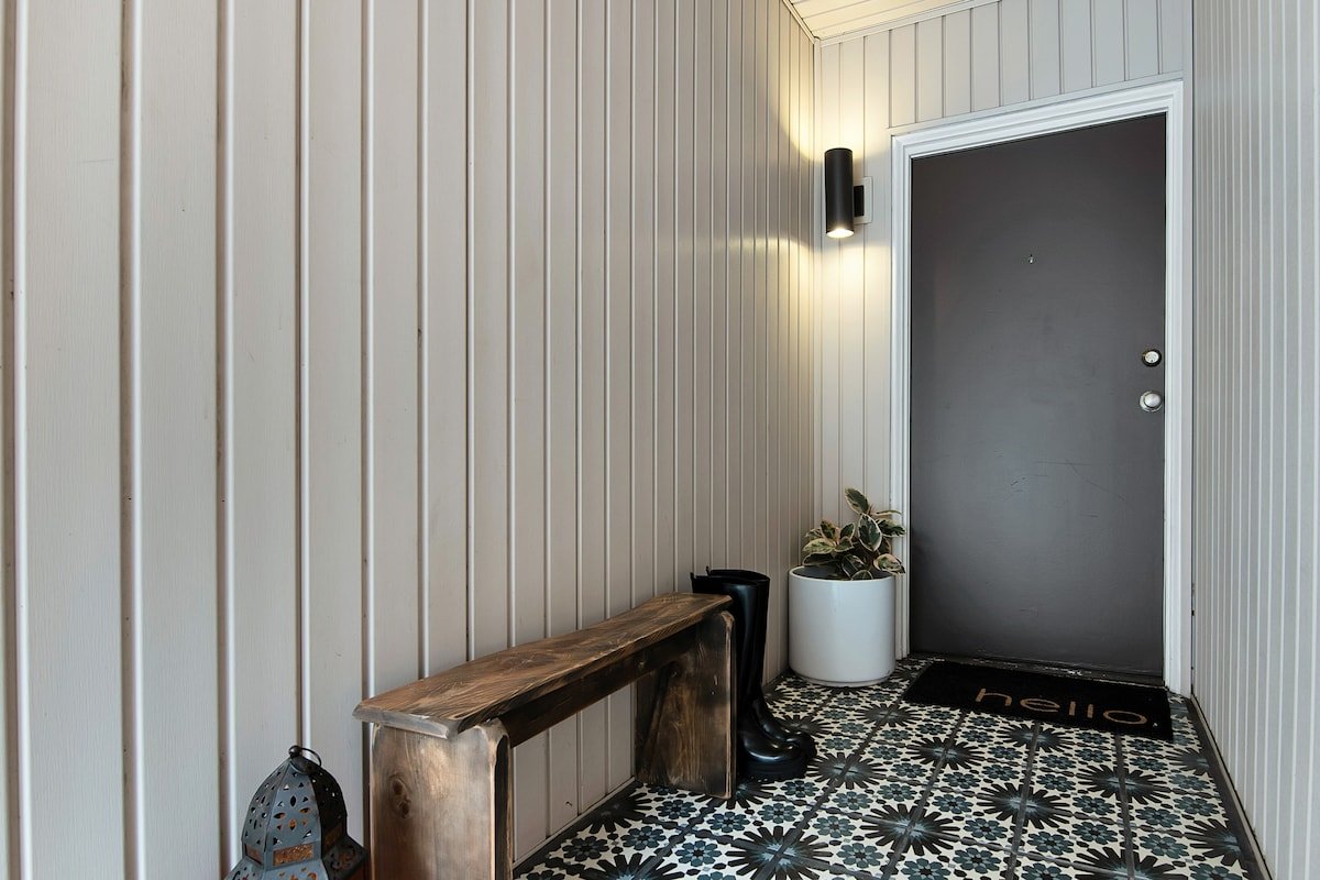 Quintessential Los Angeles MCM in the hills! gallery image 5