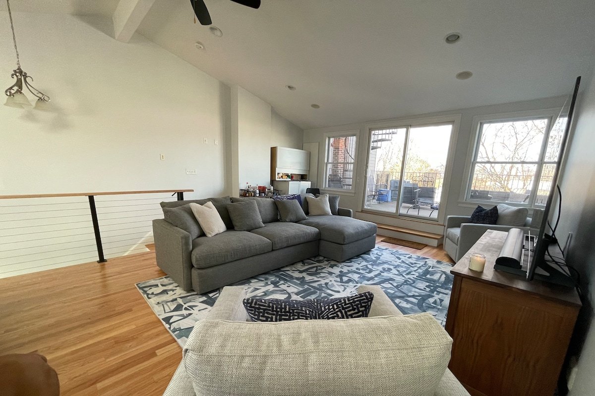 PH City Views, Spacious 2 Bed/2 Bath w/ 2 Decks gallery image 5