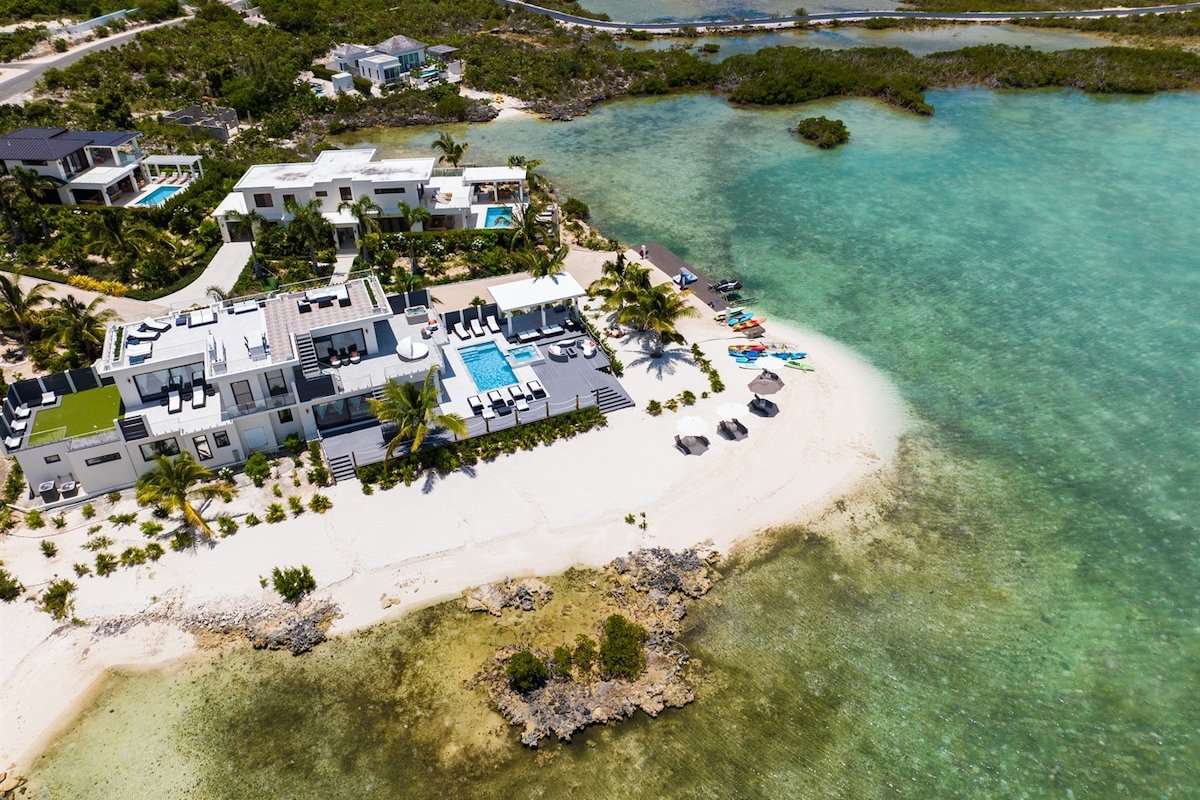 Horizon Beachfront Villa in Chalk Sound gallery image 3