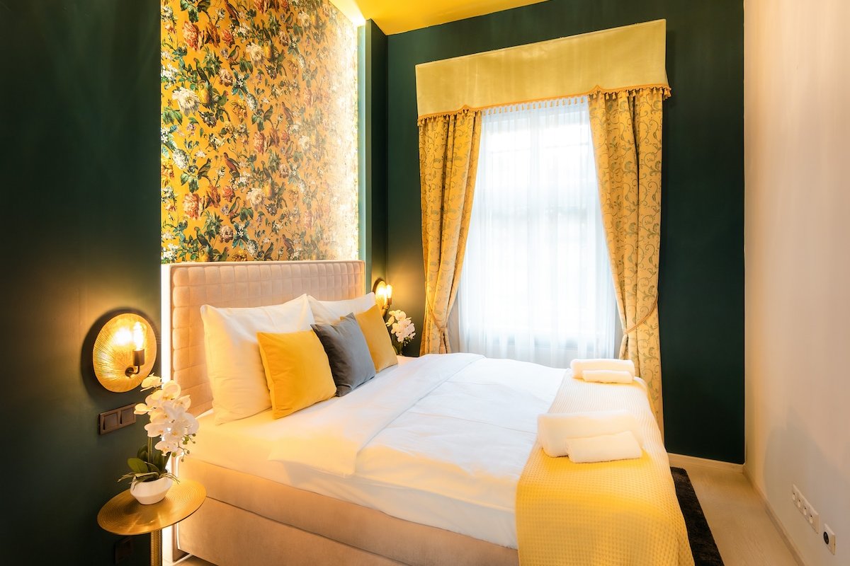 4BR+2BATH Swarovski Design Apartment + Jacuzzi gallery image 4