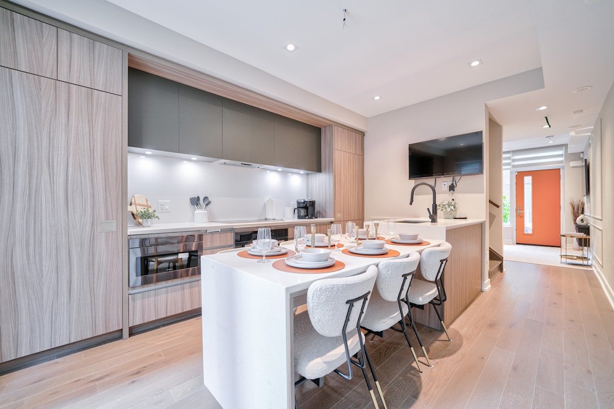 Lux New Townhouse Near Yonge And Bloor gallery image 2