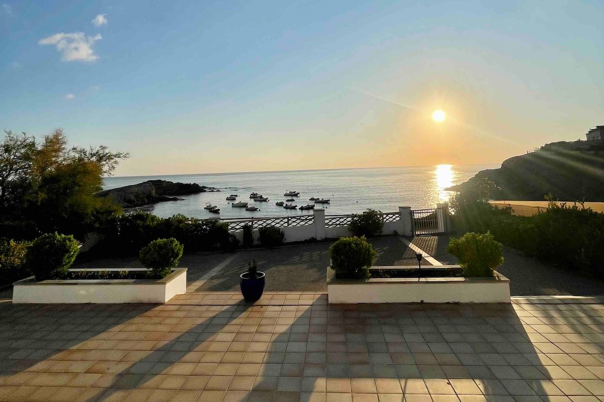 Amazing beachfront family home gallery image 5