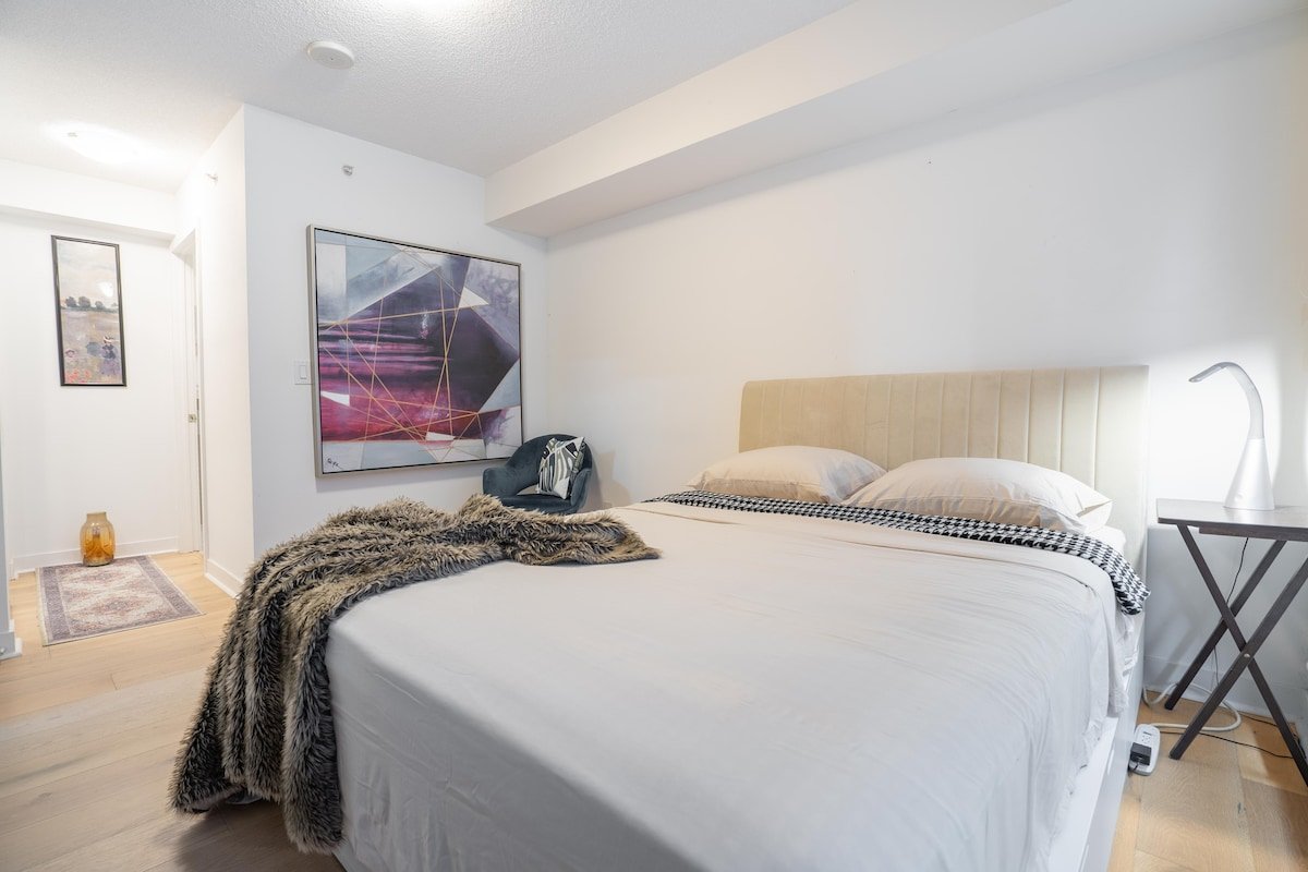 Central Gorgeous Retreat|Prime Location + Parking gallery image 2