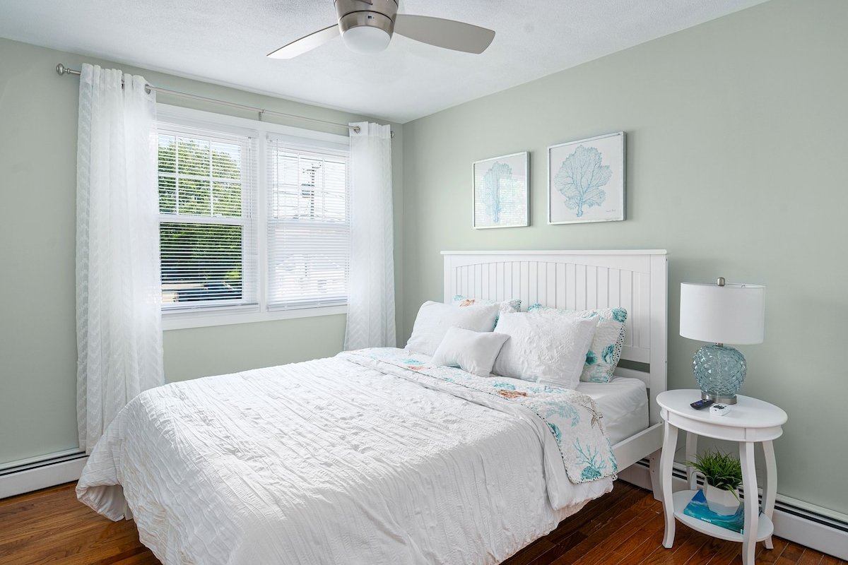 3 Beaches within 2 miles, A/C, Newly Renovated! gallery image 5