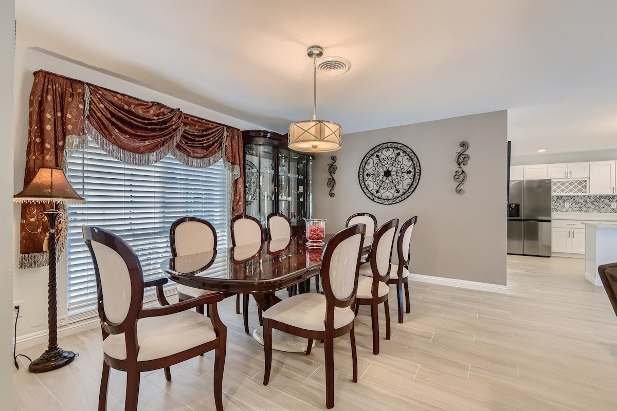 New Renovated Villa *Pool* Near Strip*Convention gallery image 2