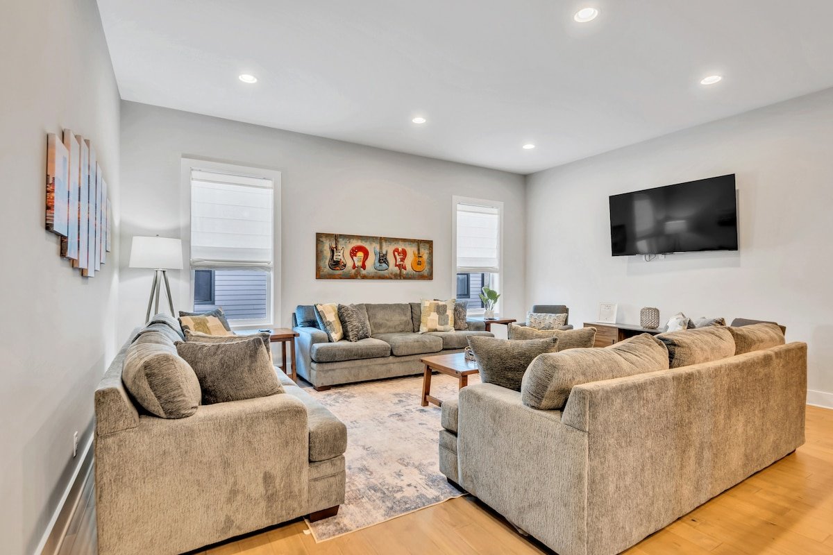 2 Massive Nashville Homes – Stunning Downtown View gallery image 2