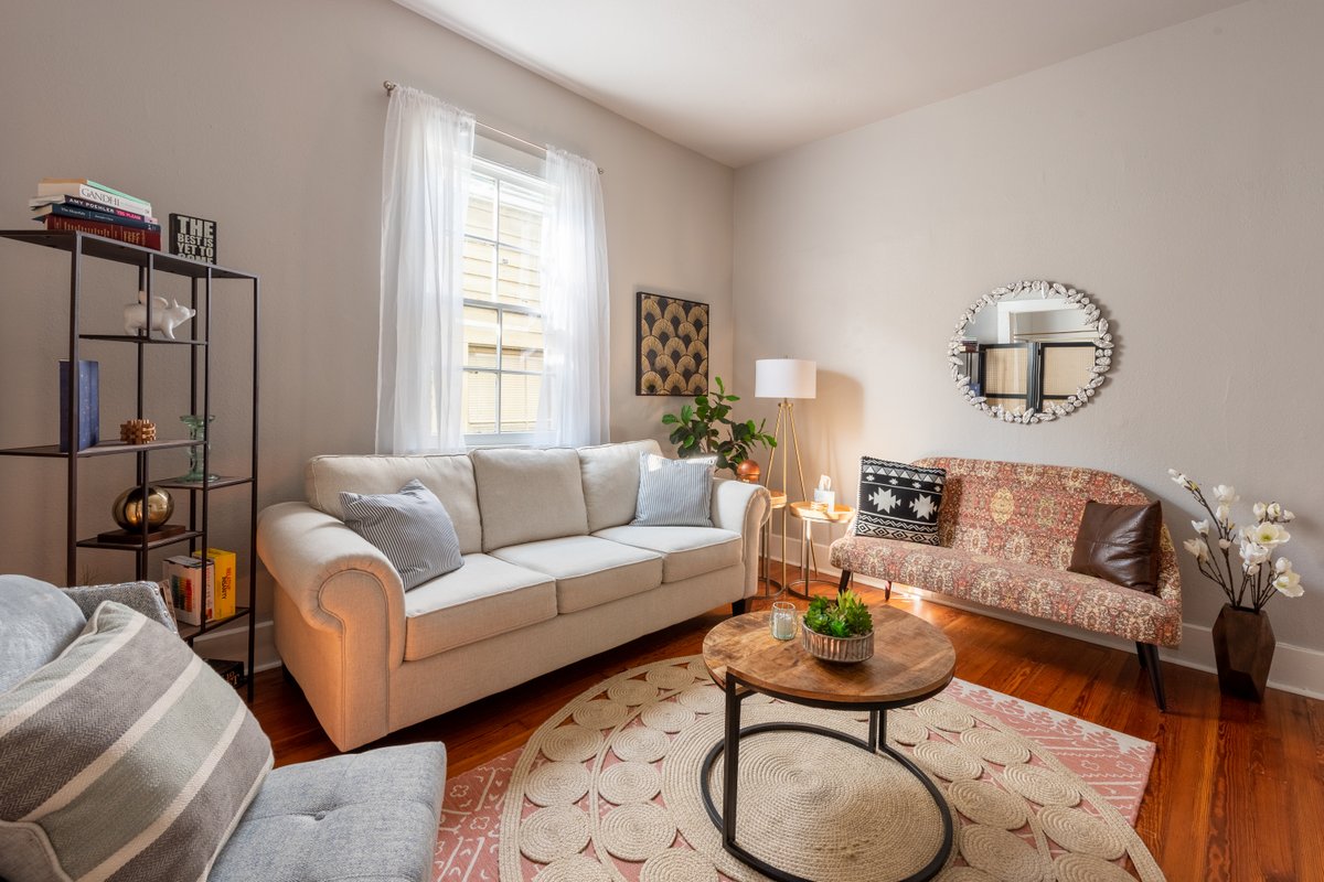 RARE Uptown Treasure – Excellent for Groups!!