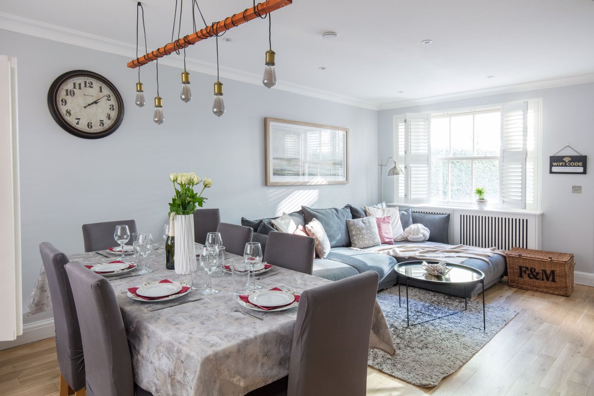 Just redecorated house /garage/3mins to Paddington