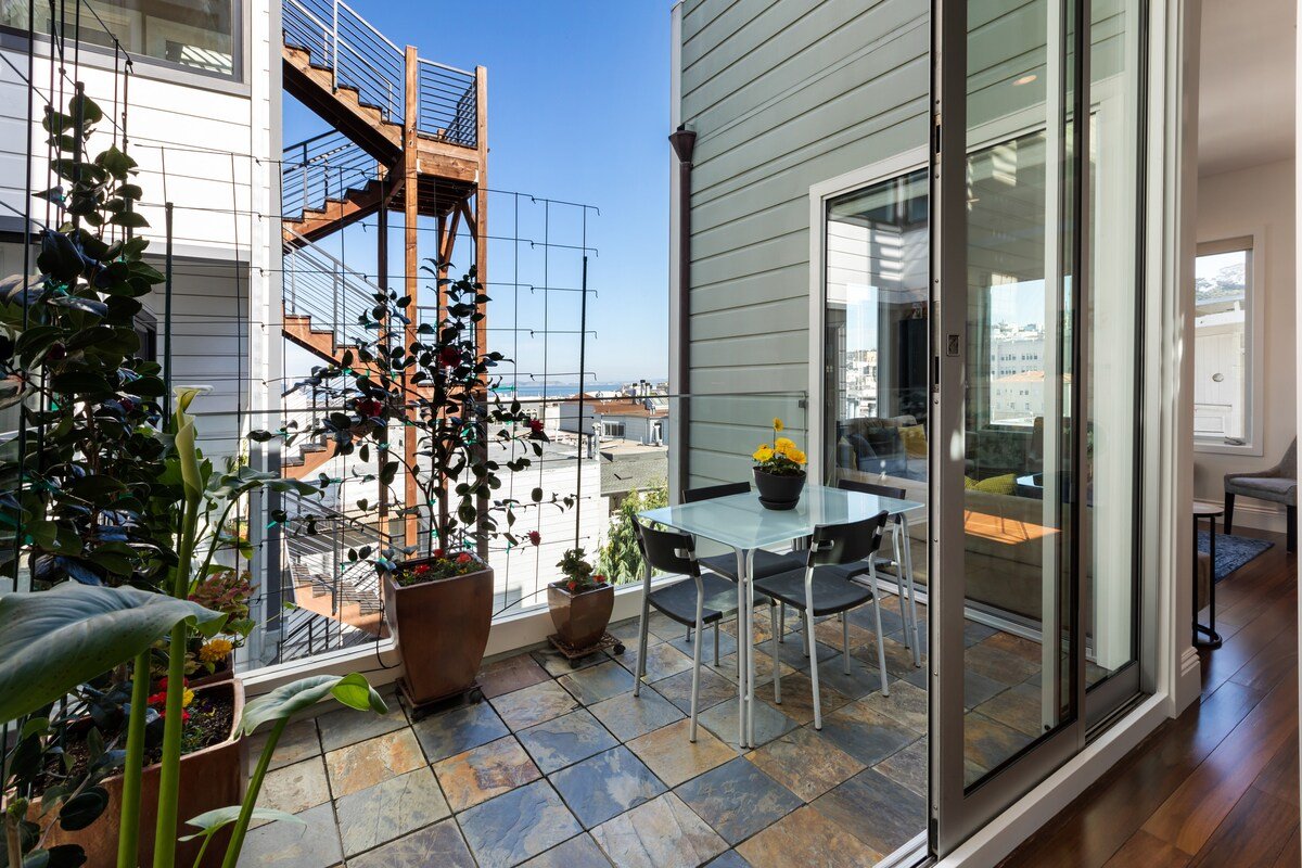 Stunning 2-Bedroom with Rooftop Deck & City Views gallery image 3