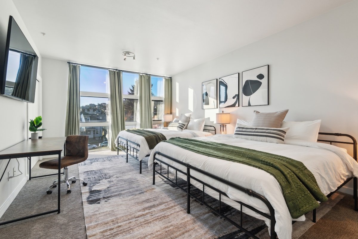 Urban Seattle Getaway – Space Needle Views gallery image 4