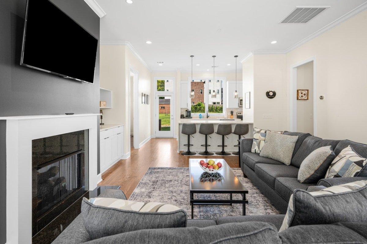 6 Bed – Perfect close 2 Downtown NFL Sunday Ticket gallery image 2