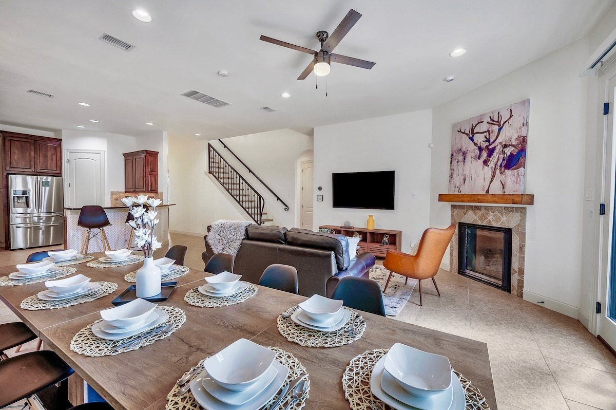 Gated villa w/ gorgeous views, pool & hot tub! gallery image 2