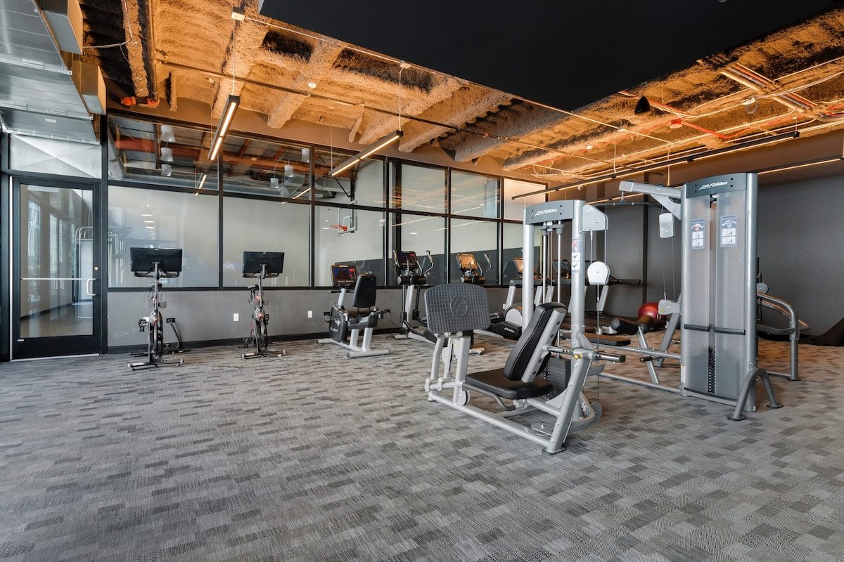 Spacious 2BR in The Loop + 5-Star Comfort gallery image 5