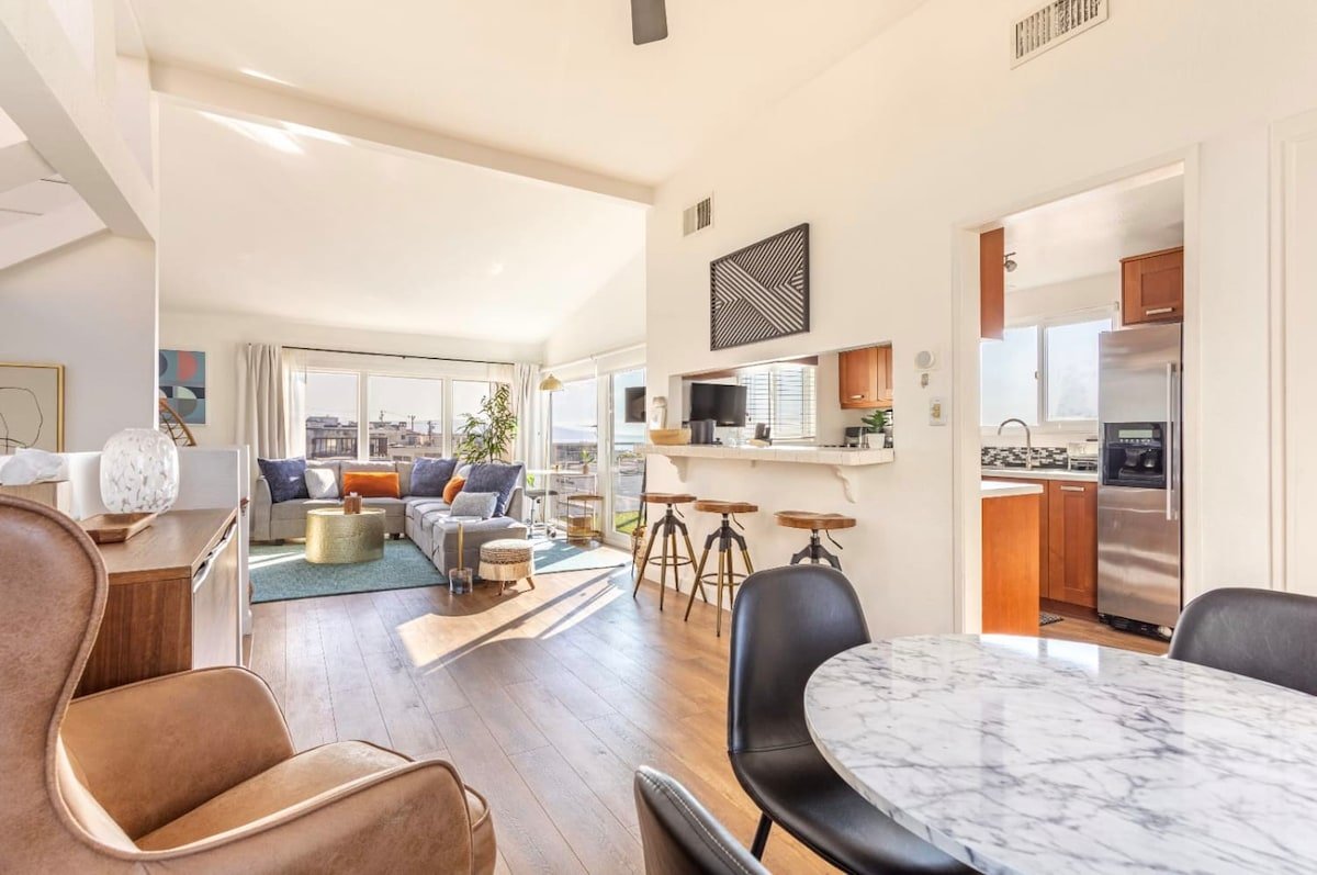 Large Ocean View Apartment | Balcony & Parking gallery image 3