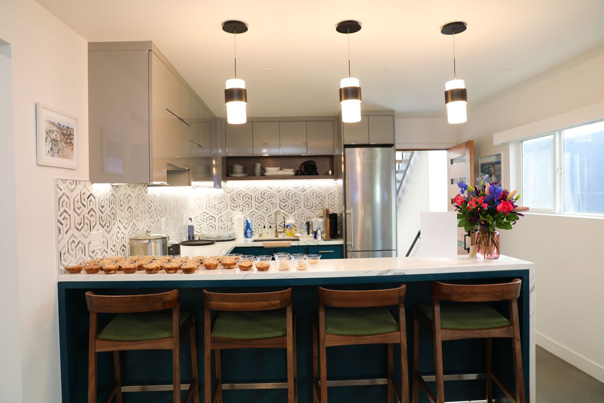 1 min walk to beach. Parking. Ocean View Rooftop