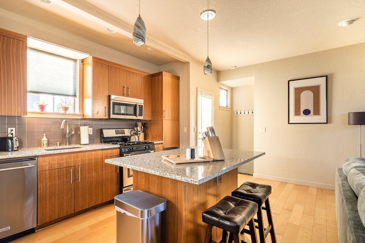 4BR • Sleeps 10 • Trendy Arts District Location gallery image 3