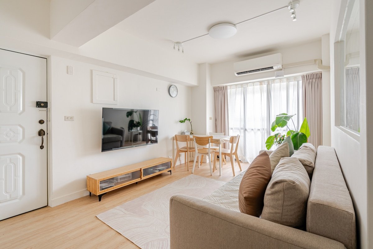 Modern 3BR Daan Park | Elevator & Family-Friendly gallery image 3