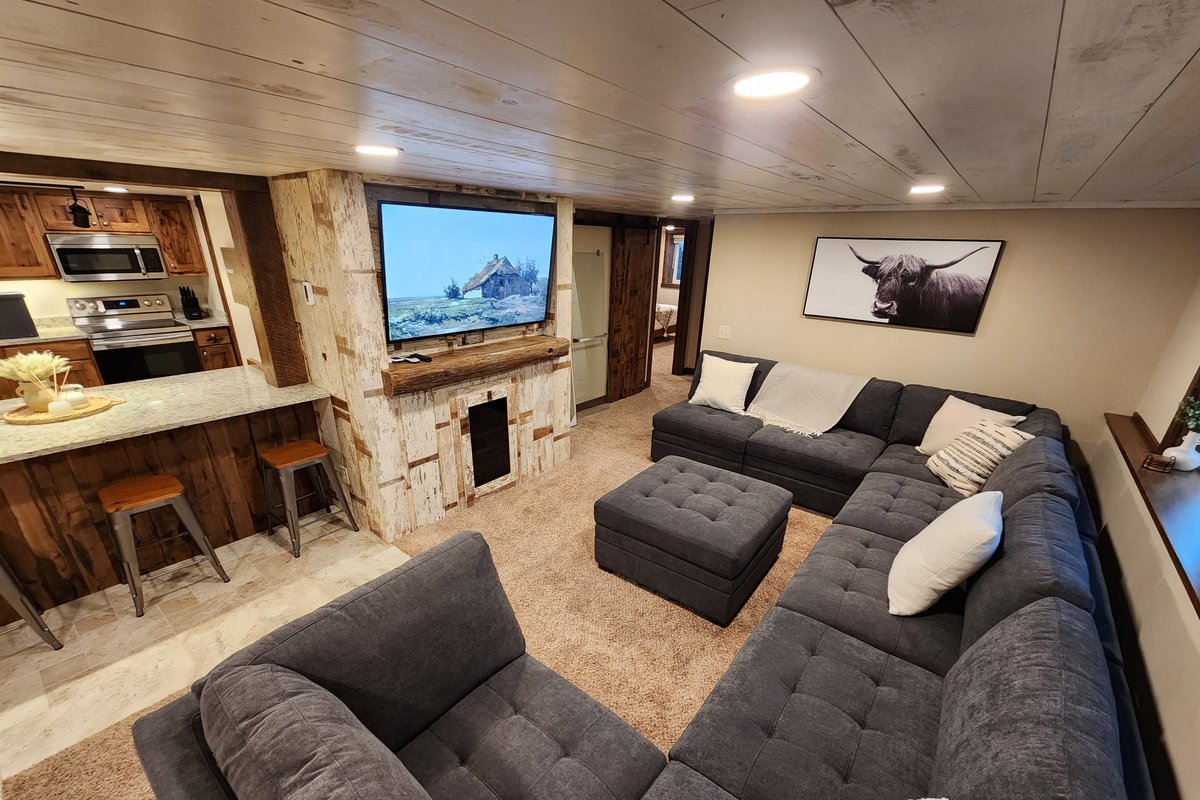 Gorgeous 5 Bedroom Remodel near Downtown Hudson!