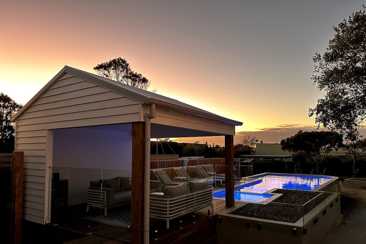 Resort Style 5 Bedroom Home in Old Torquay gallery image 3