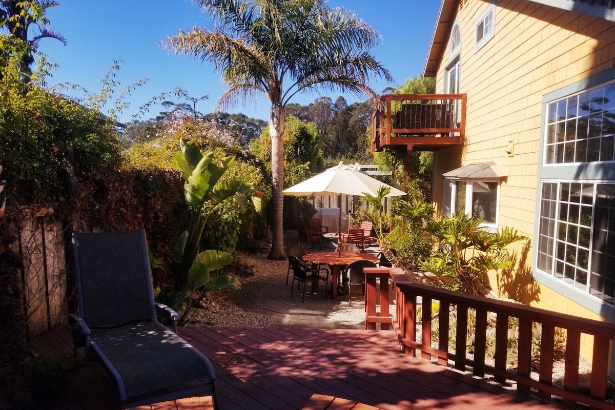 4 bed HotTub Firepit blks to beach Best Location! gallery image 3