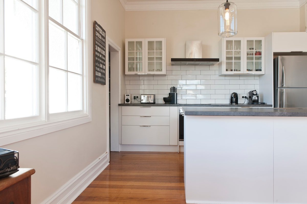 Stylish home with outdoor hot tub close to Hobart gallery image 4