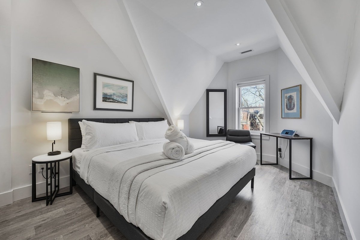 Downtown Modern Loft – 2 Car Parking & Terrace! gallery image 4