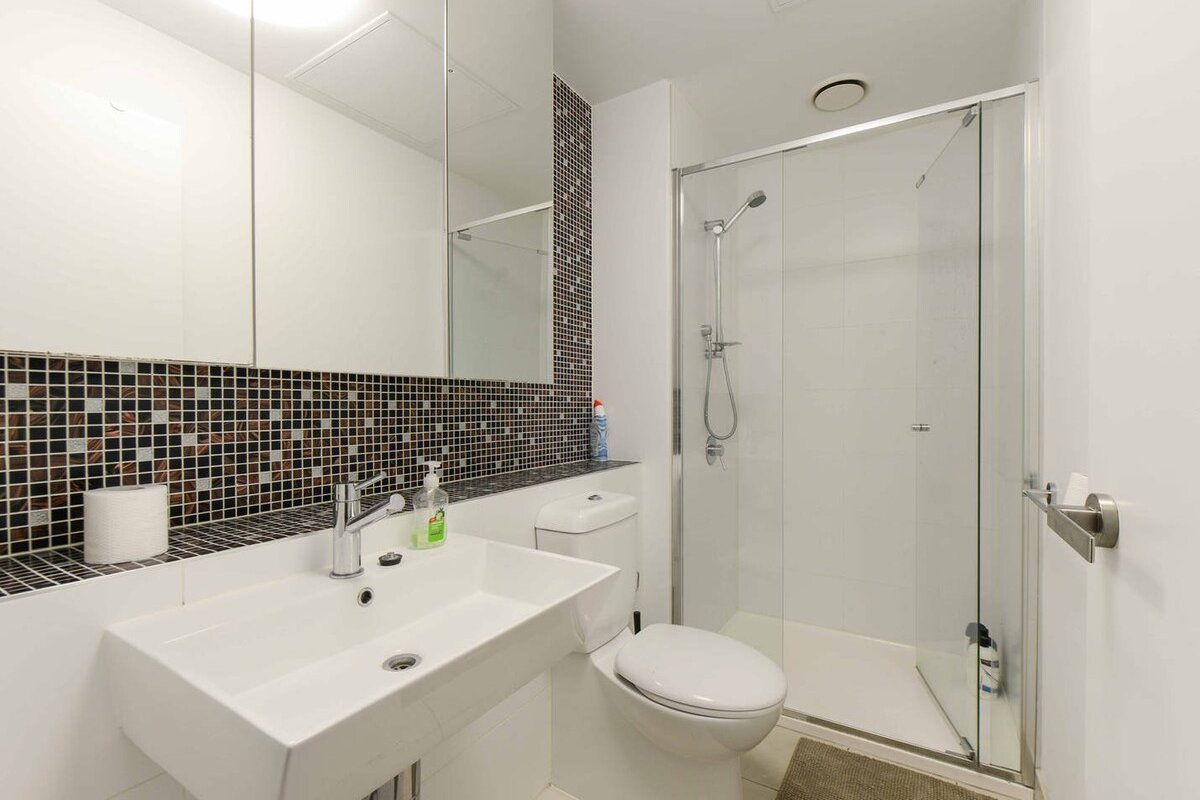 Sanitised*CBD 2 bedroom 5 beds + carpark $10 a day gallery image 5