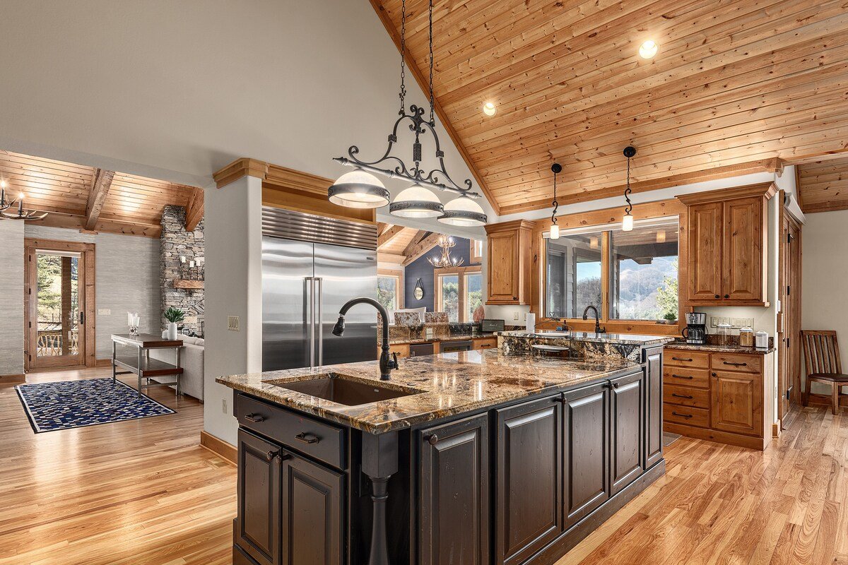 Luxury 8400 sq ft Lodge|Hot Tub|Panoramic Views gallery image 5