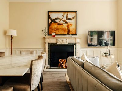 The Portrait Chamber: Elegant 3BR in Knightsbridge
