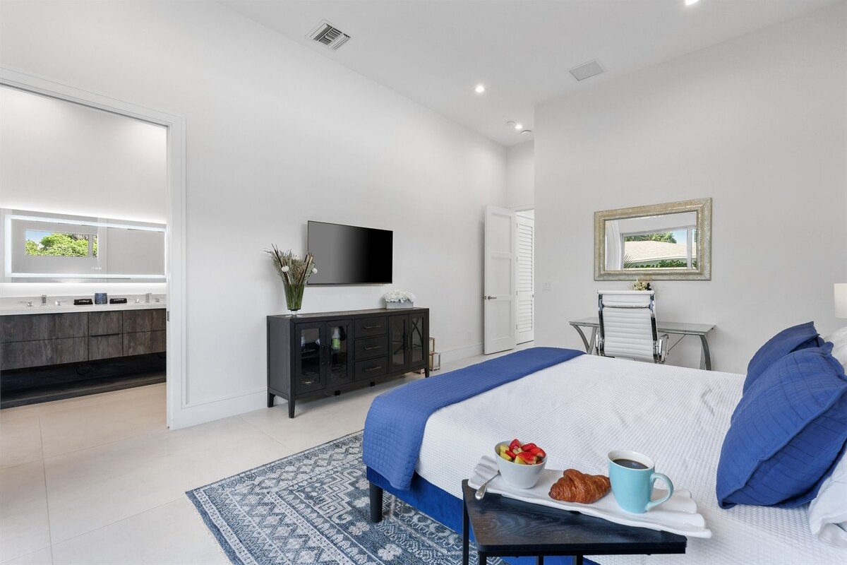 334 5BR Villa – Pool & Spa | Sleeps 12 Walk to Ave gallery image 3