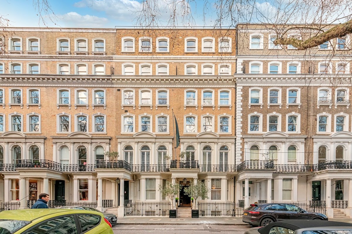 Knightsbridge Luxury 3 Bed Apartment with Terrace gallery image 2