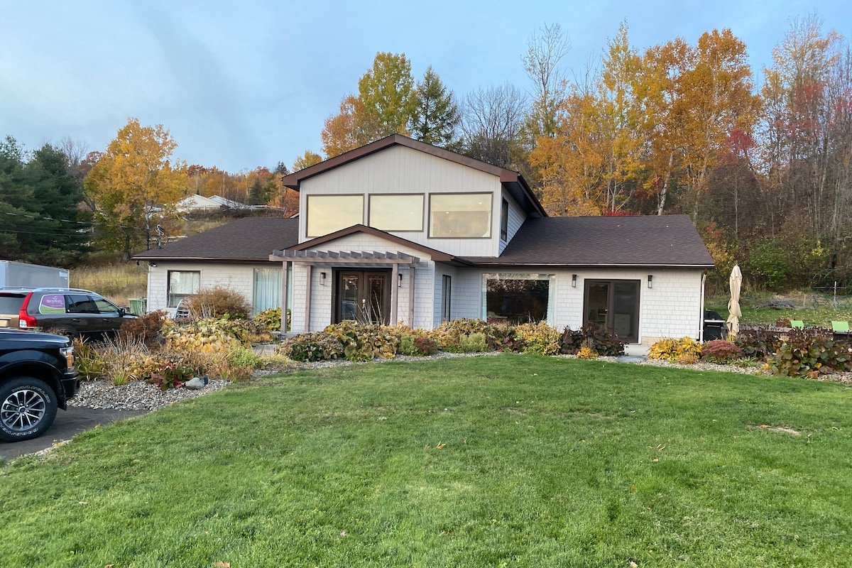 Fredericton Gatherings-5 bedrm RiverView sleeps 13 gallery image 3