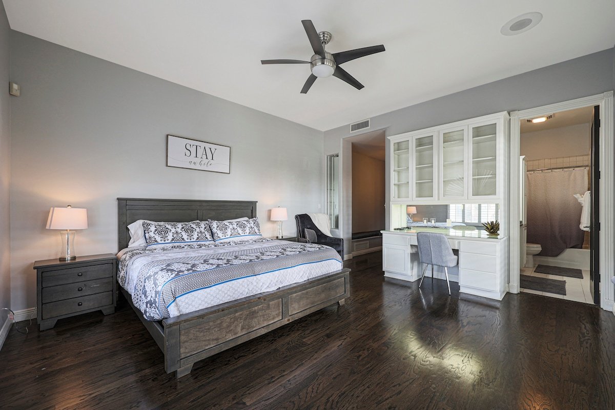 Pickleball Paradise Villa, Sleeps 22-Heatable Pool gallery image 4