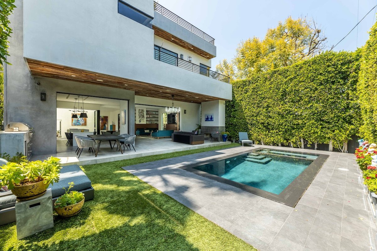 A luxurious Oasis in West Hollywood. gallery image 2