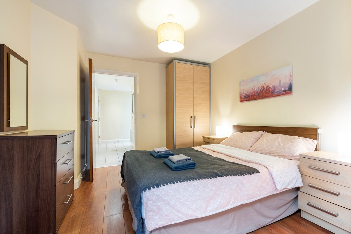 Large open plan living near tram line & Parking gallery image 4