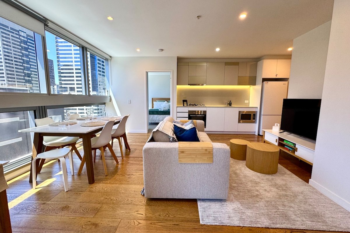 Central City Escape: Skyline Views, Pool & Carpark gallery image 2