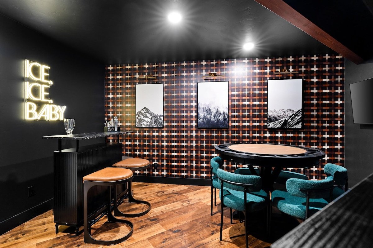 6BR Lakeside Luxury | Close to Skiing | Sauna&Spa gallery image 2