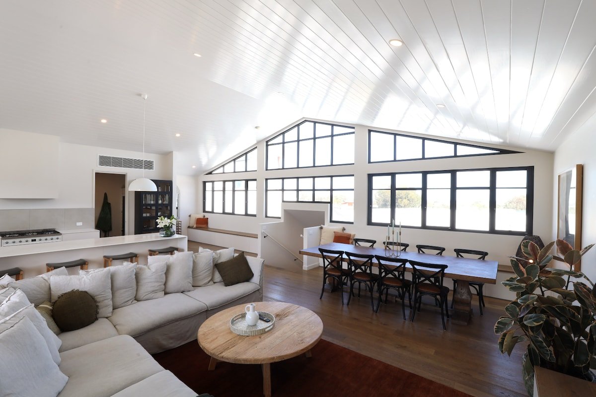 Saltaire Luxurious Beach House Breath-taking Views gallery image 5