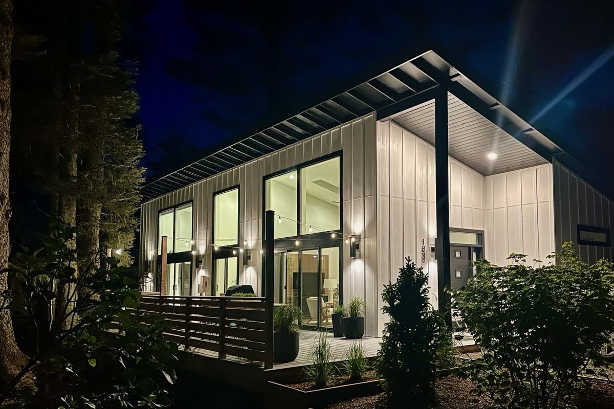 New Modern 3BR Home Hot Tub, Pet Friendly & Deck