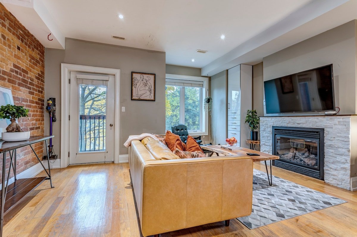 Victorian 2-Story Loft w/ 2 Beds High Ceiling gallery image 3