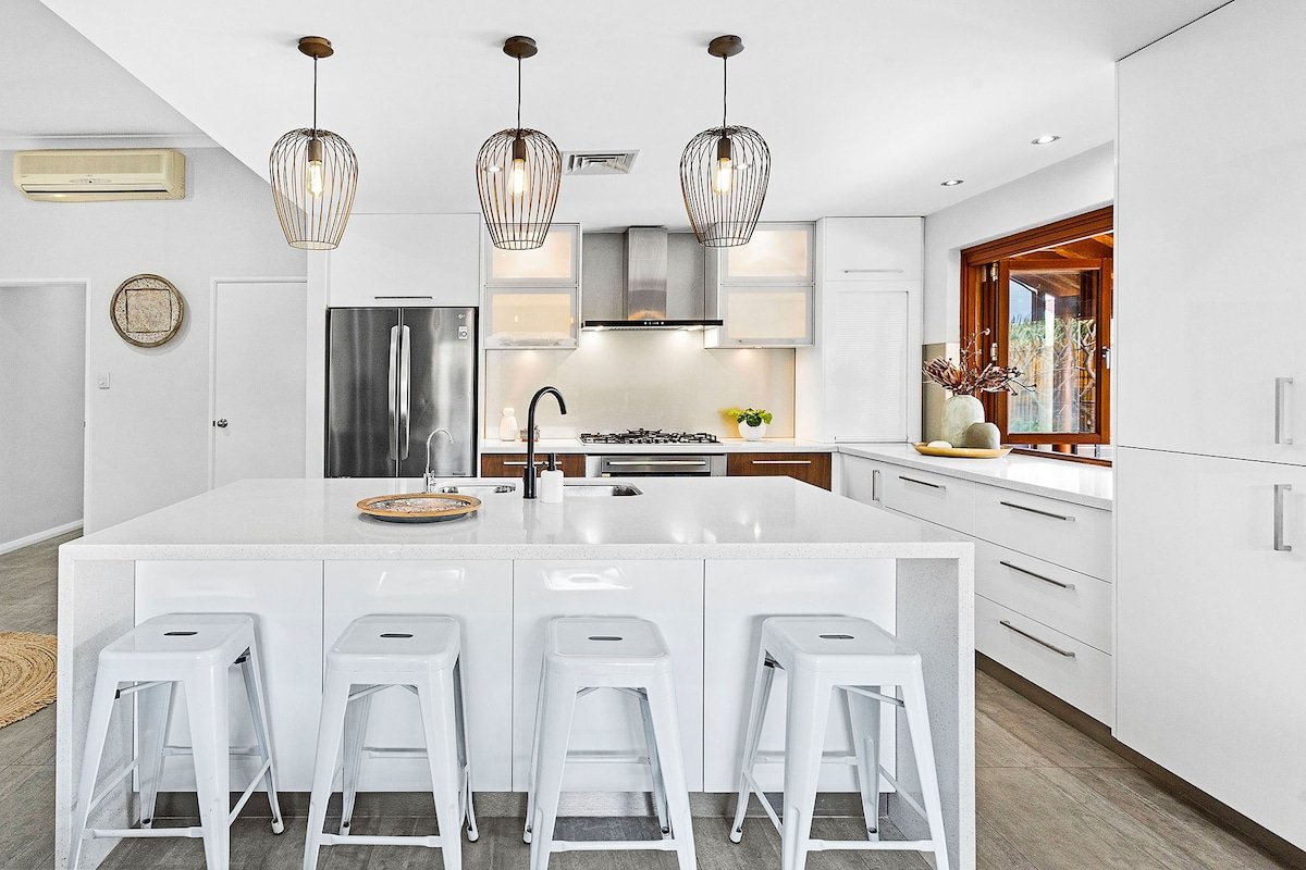 Beachside Retreat – 300m walk to the beach gallery image 5