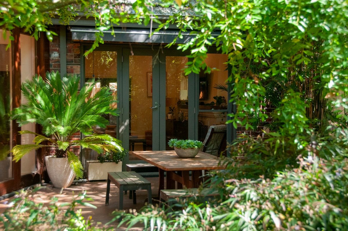 Spacious Art Deco house gallery image 2